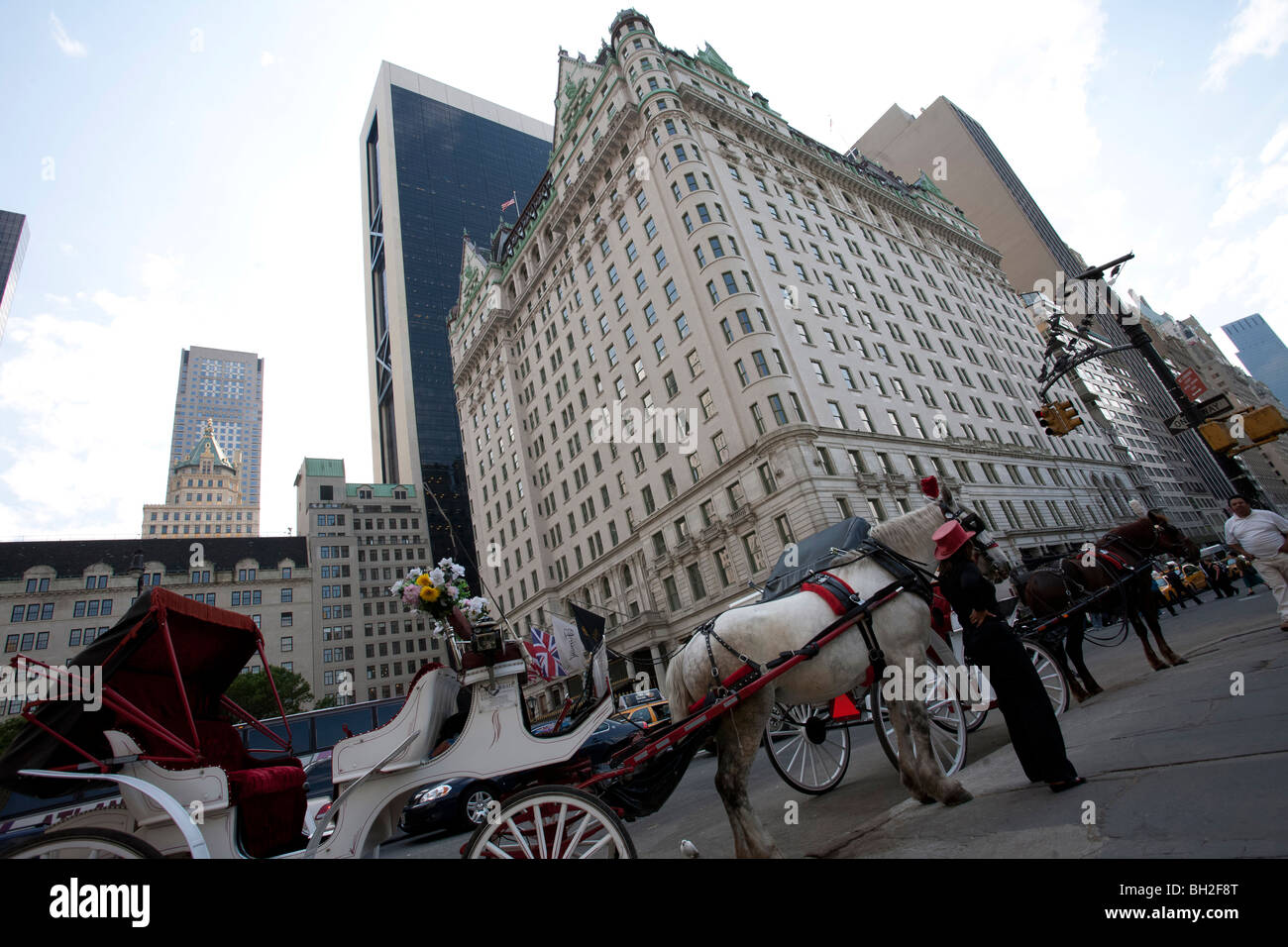 Il Plaza Hotel come visto da un angolo della Quinta Avenue e la 59th Street a Manhattan Foto Stock