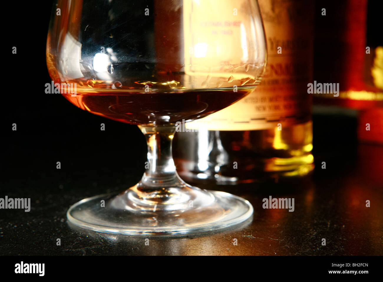 Bottiglia di whisky in una New York City bar Foto Stock