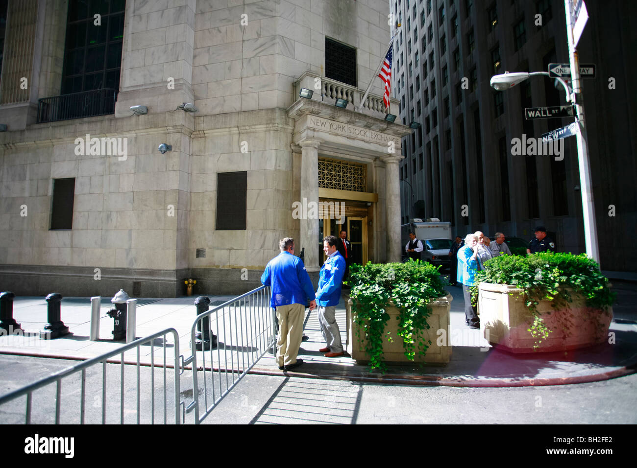 Wall Street e il New York Stock Exchange di New York con un enorme bandiera americana Foto Stock