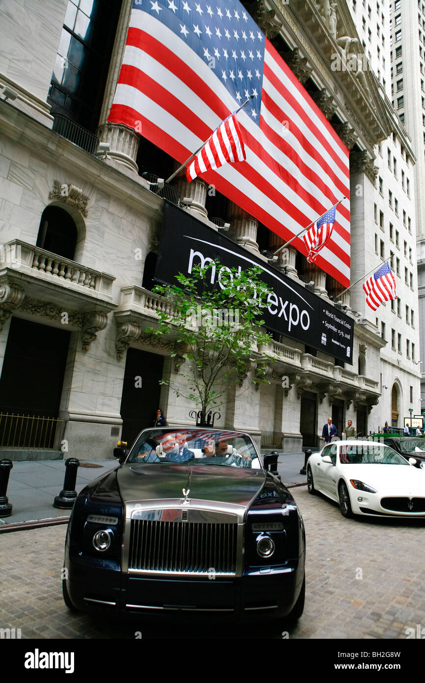 Wall Street e il New York Stock Exchange di New York con un enorme bandiera americana Foto Stock