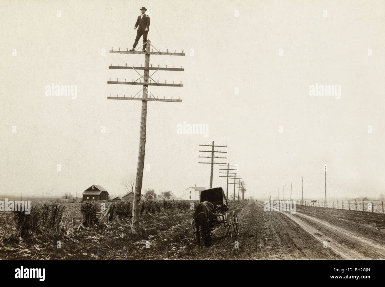 Strumento di risoluzione dei problemi telefonica sulla cima di polo utilità Foto Stock