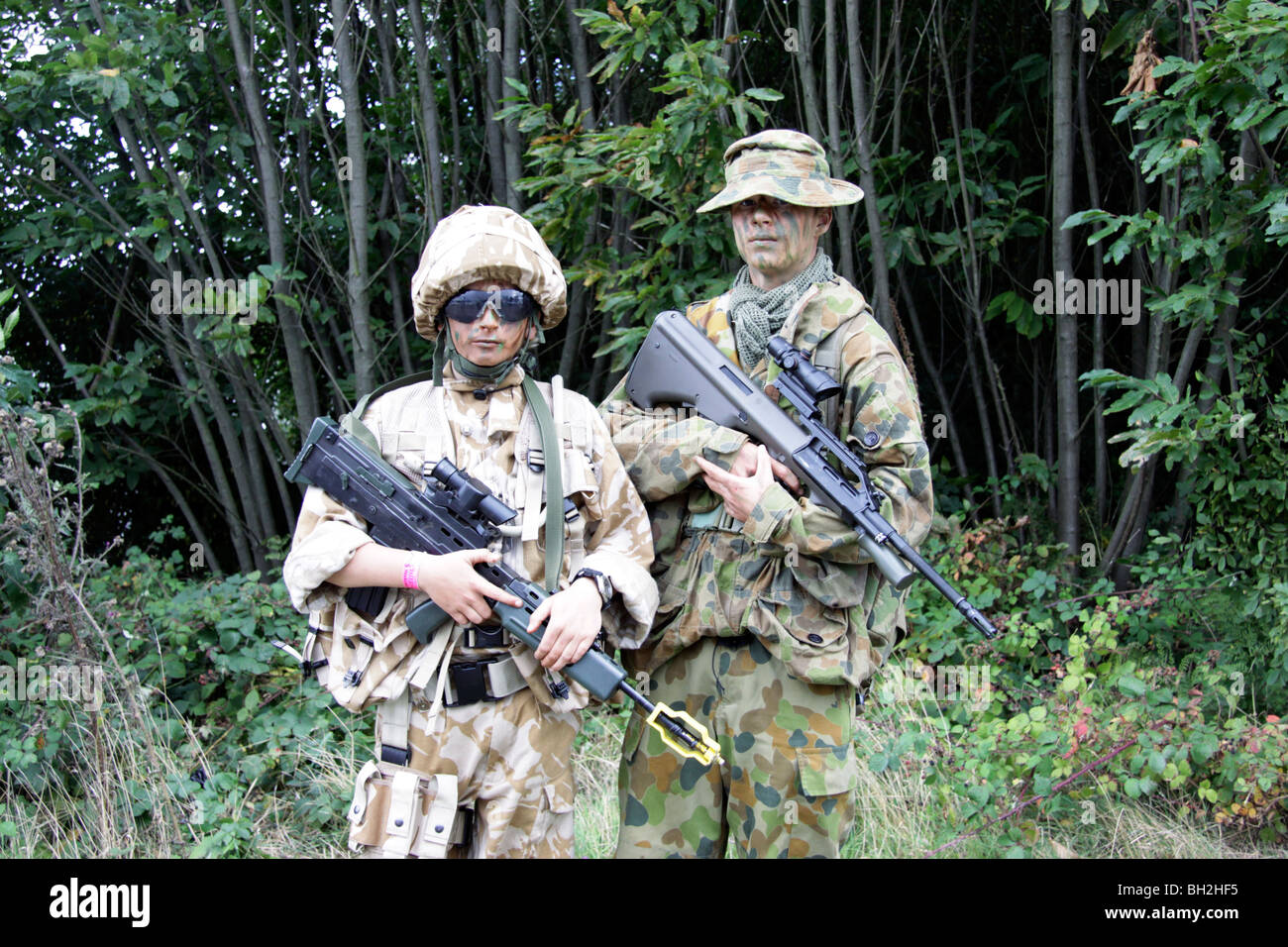 Due giovani ragazzi vestiti come soldati britannici in una battaglia rievocazione storica giornata in Kent Foto Stock