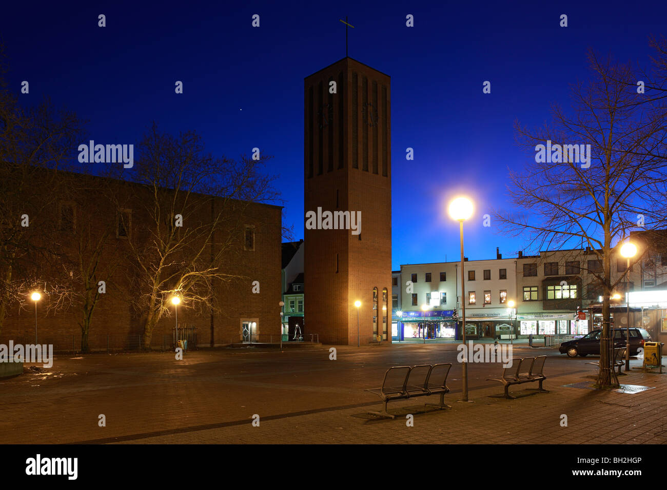 Weihnachtsbeleuchtung am Grossen Markt an der Kirche Sankt Clemens in Oberhausen-Sterkrade, Ruhrgebiet, Niederrhein, Renania settentrionale-Vestfalia Foto Stock