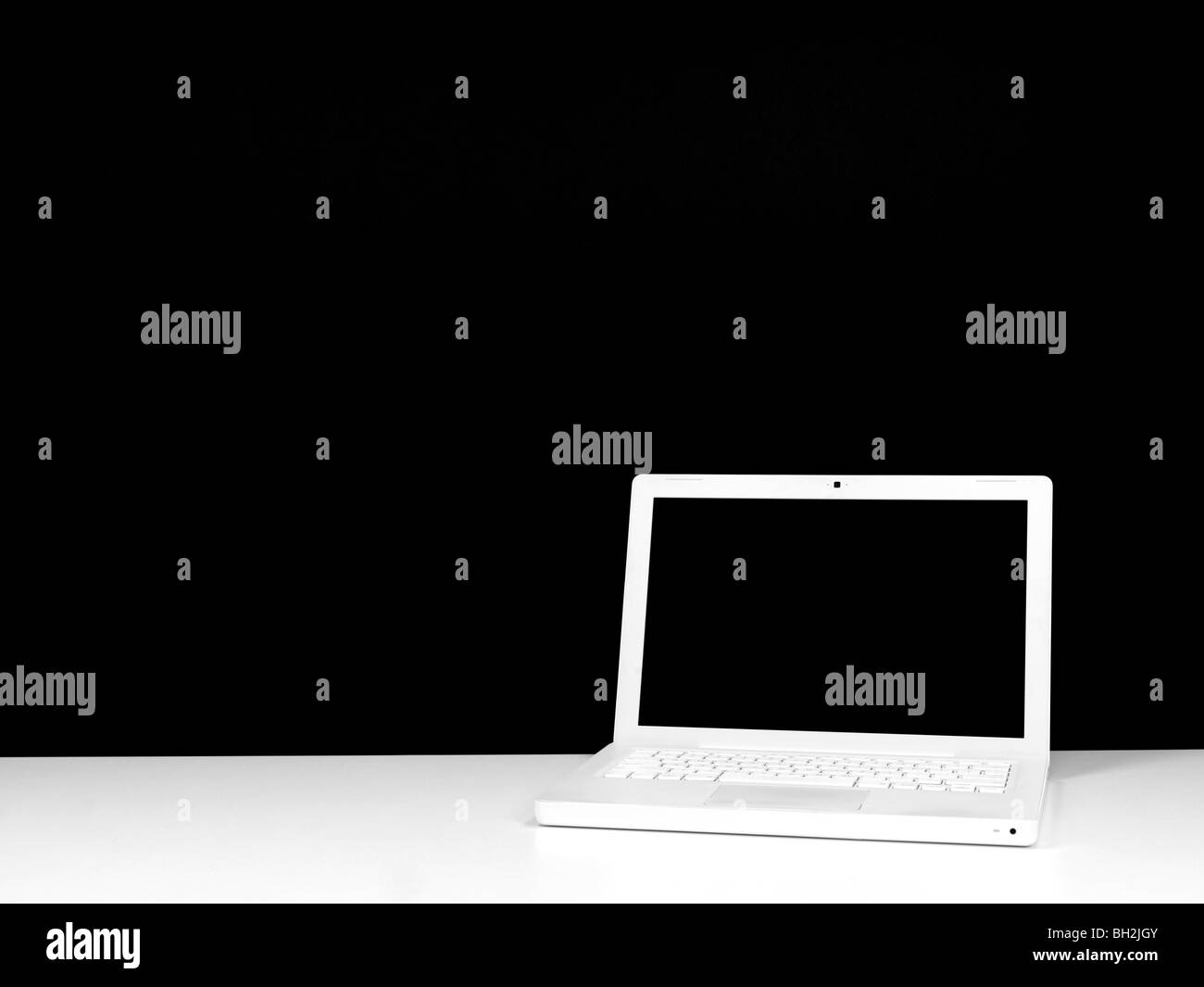 Un ambiente di lavoro contemporaneo scrivania da ufficio con uno sfondo nero Foto Stock