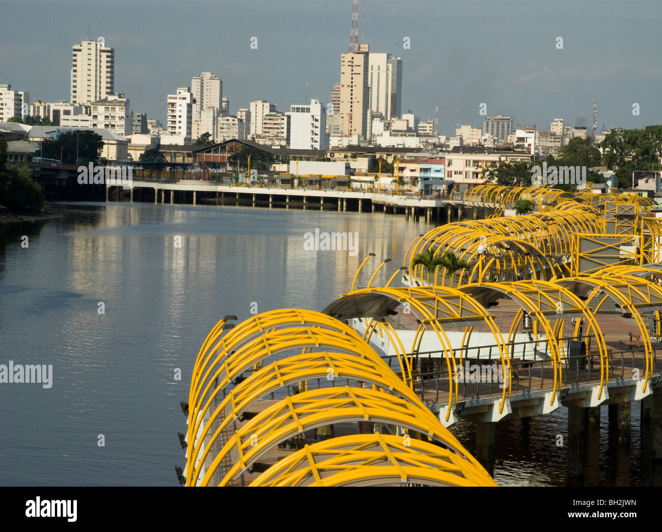 Ecuador. La città di Guayaquil. Palude di El Salado. Zona pedonale e il centro della città in fondo. Foto Stock