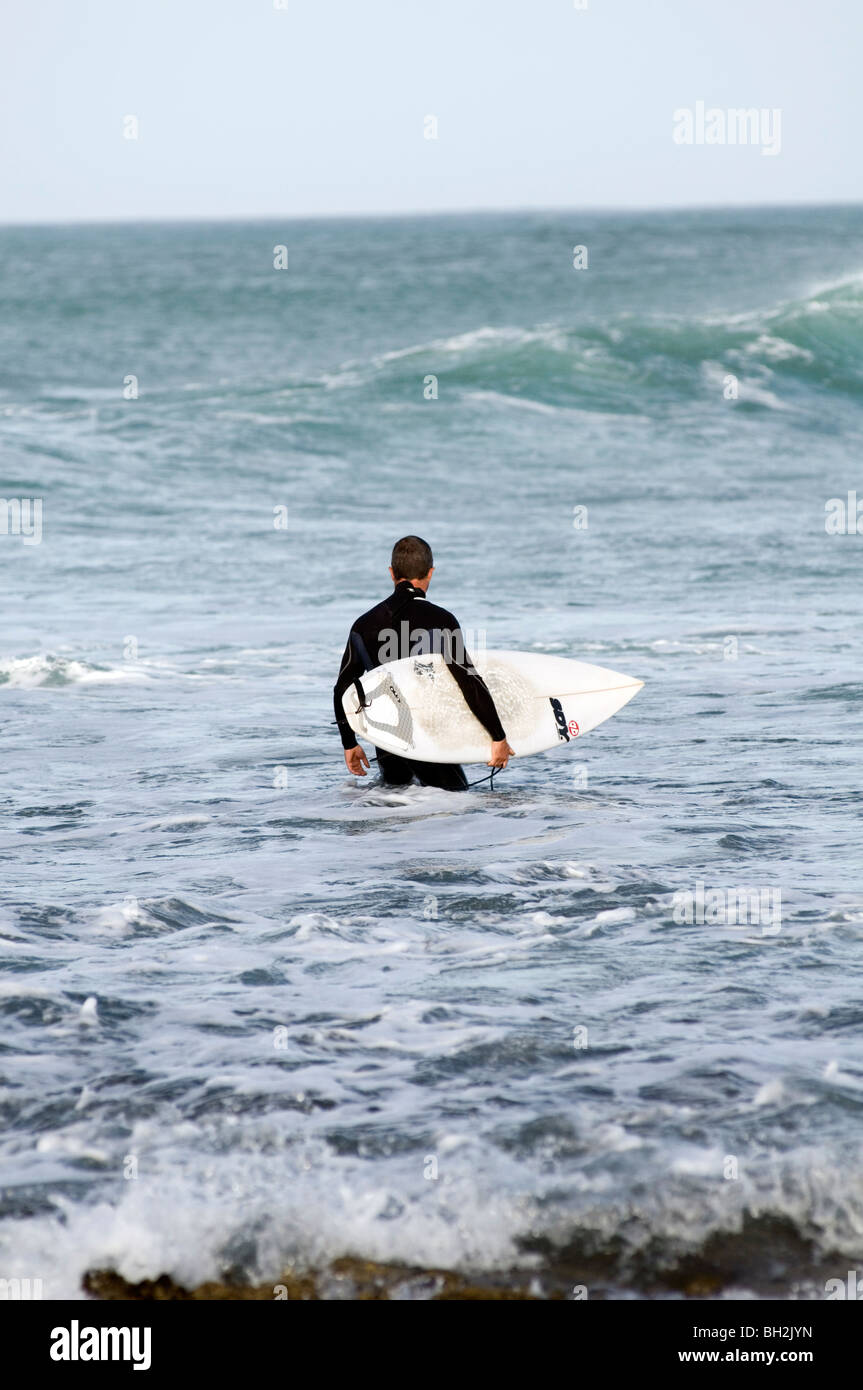 Surfer surf surf surf su onde wave riding ride bordo mare surfboard surfboarding atlantic rulli rullo grande di fuerteventur Foto Stock