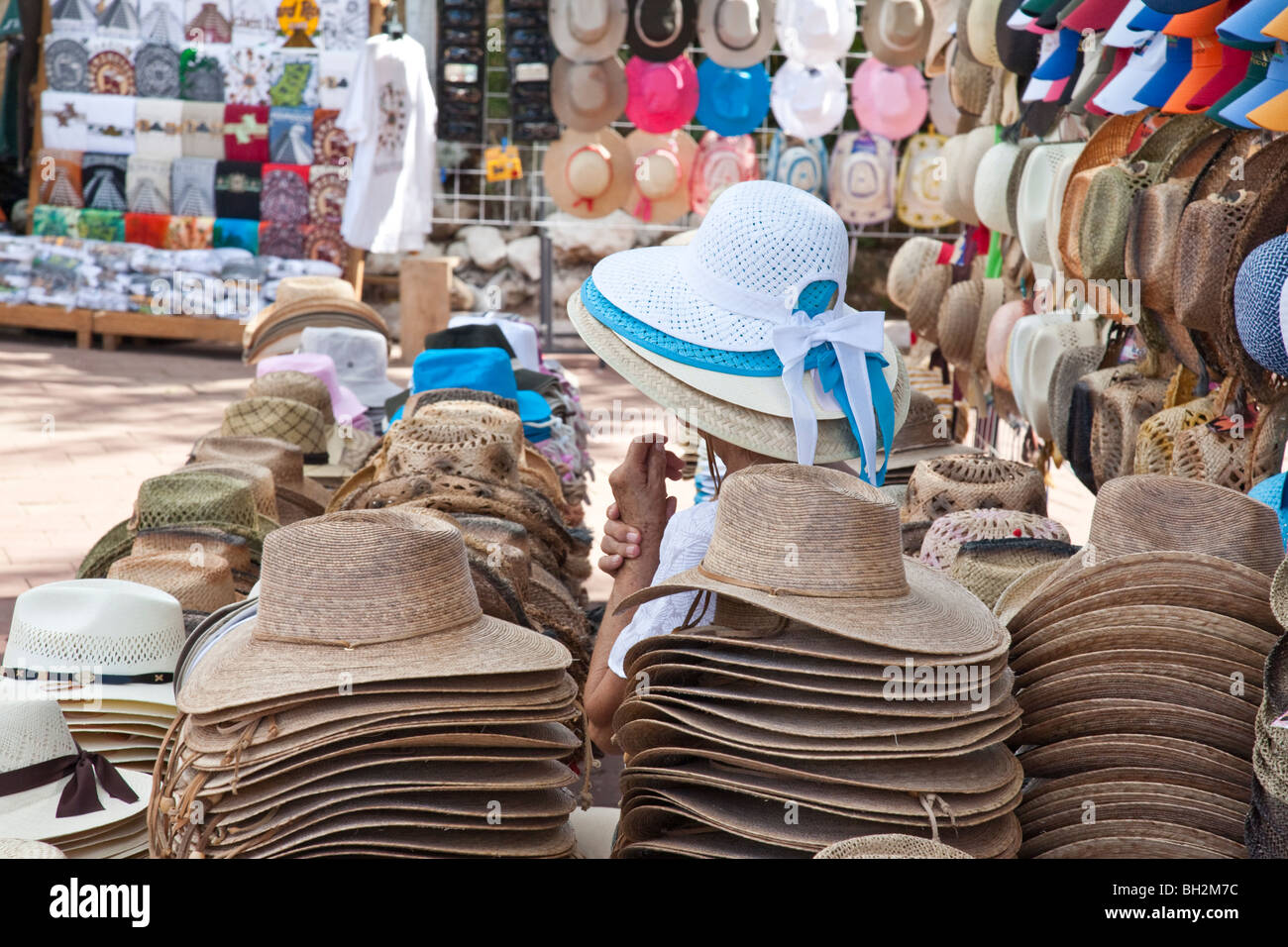 Pressione di stallo di souvenir tradizionali di vendita cappelli all'entrata di Chichen Itza Sito Archeologico Yucatan Messico. Foto Stock