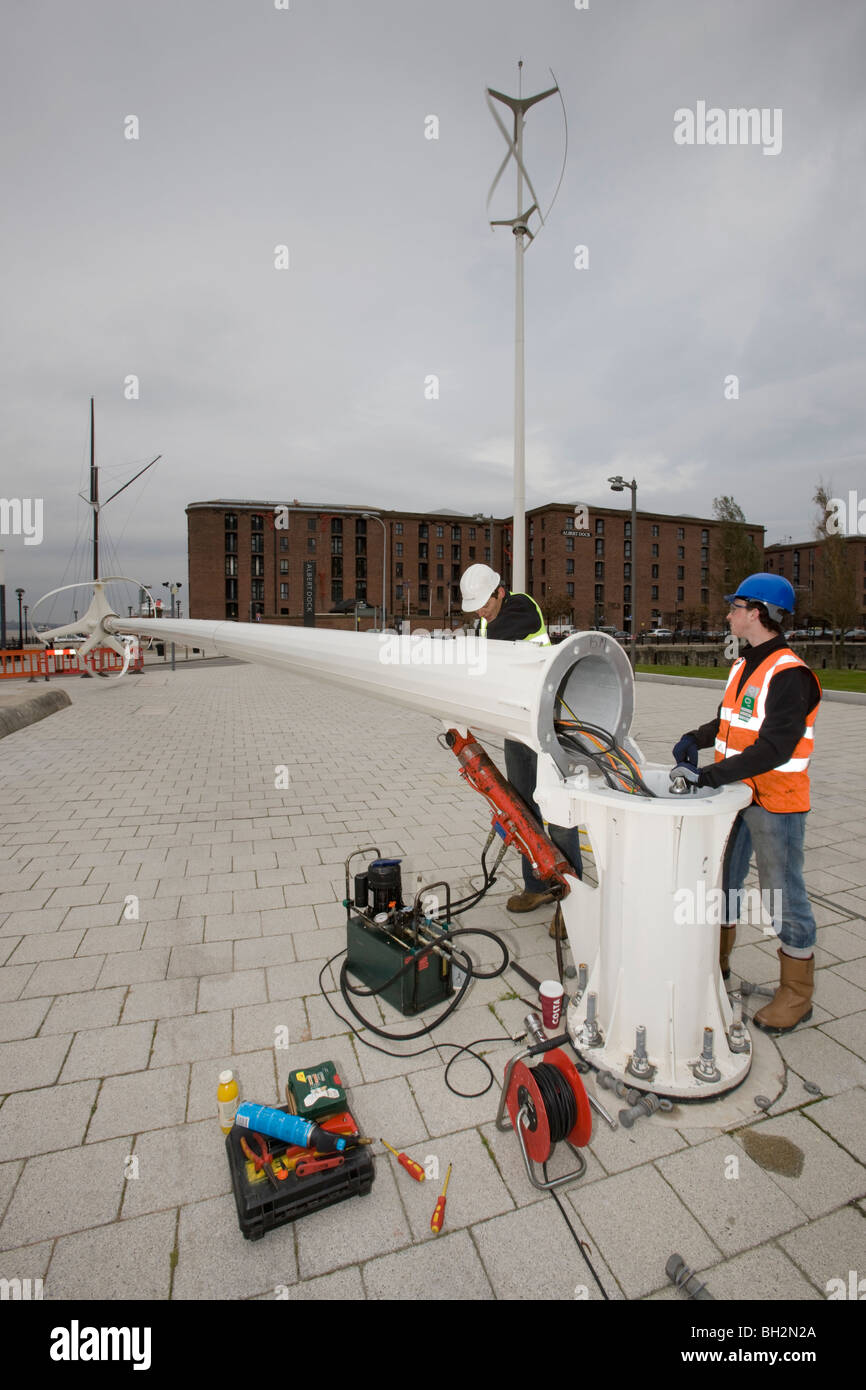 La manutenzione di turbine eoliche ad asse verticale, Albert Dock, Liverpool Foto Stock