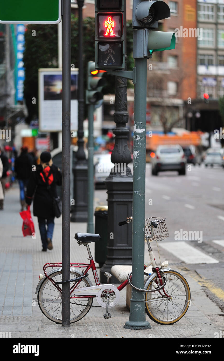 Biciclette parcheggiate semaforo in una scena urbana Foto Stock