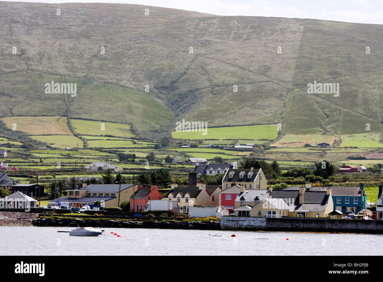 Portmagee di fronte all' isola Valentia sull'anello di Kerry, Eire. Foto Stock