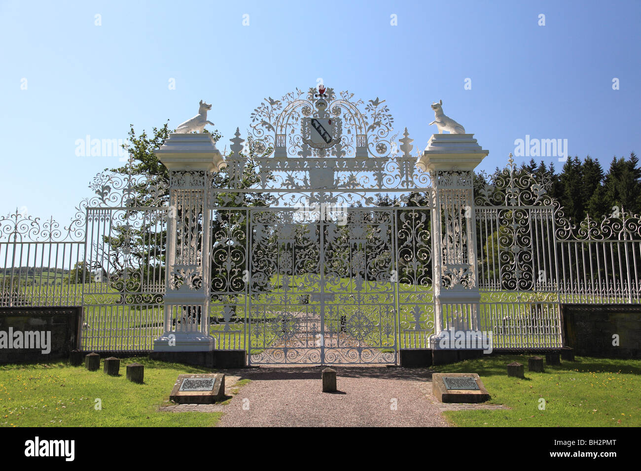 Chirk cancelli sono all'entrata del parco di Chirk Castle, proprietà del National Trust, vicino a Wrexham, il Galles del nord Foto Stock