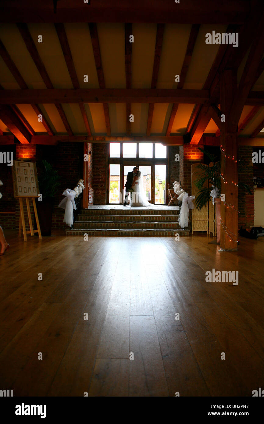 Silhouette della sposa e lo sposo in sala per matrimoni Foto Stock