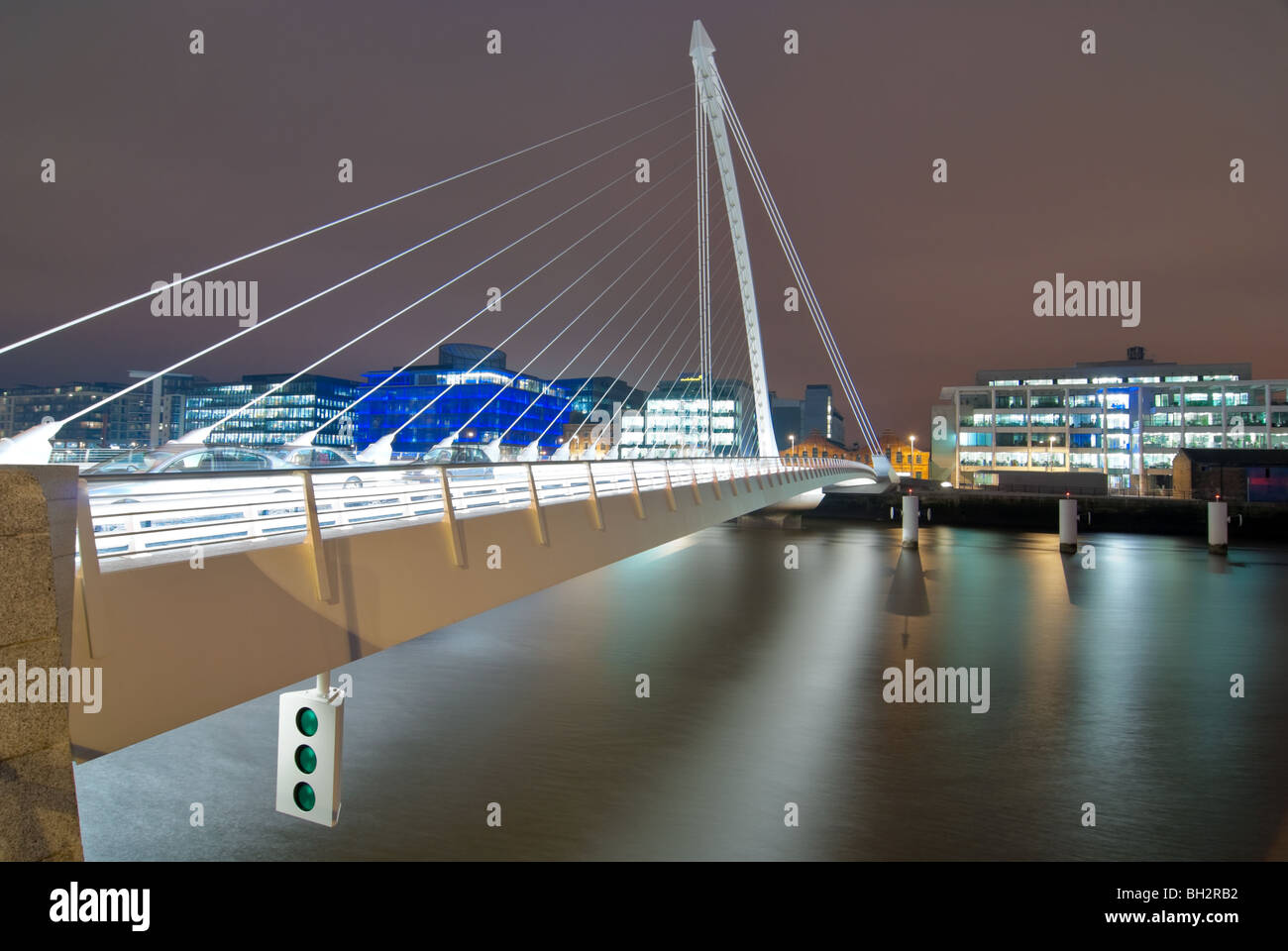 Il Samuel Beckett Bridge di sera Foto Stock