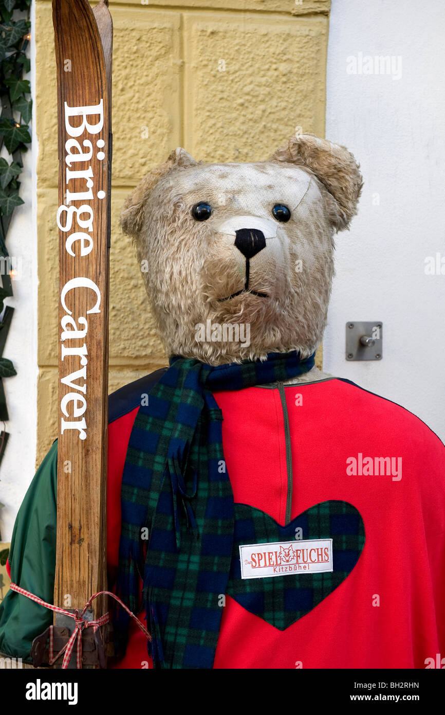 Grande orso di peluche al di fuori del negozio di sci, Kitzbuhel, Austria Foto Stock