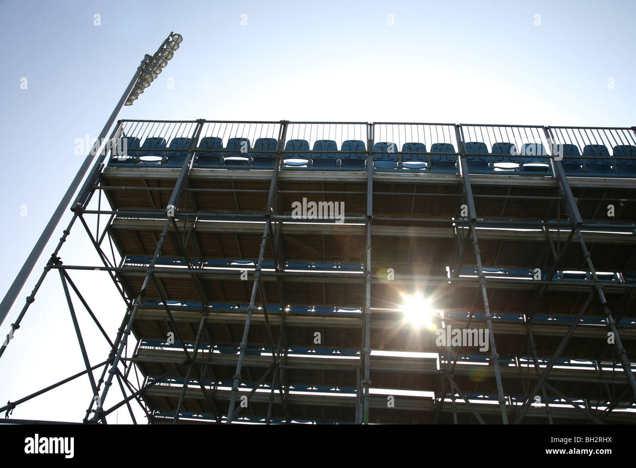 Posti a sedere stile stadio realizzato di un ponteggio con proiettore Foto Stock