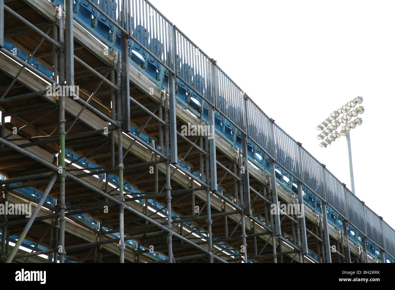 Posti a sedere stile stadio con illuminazione Foto Stock