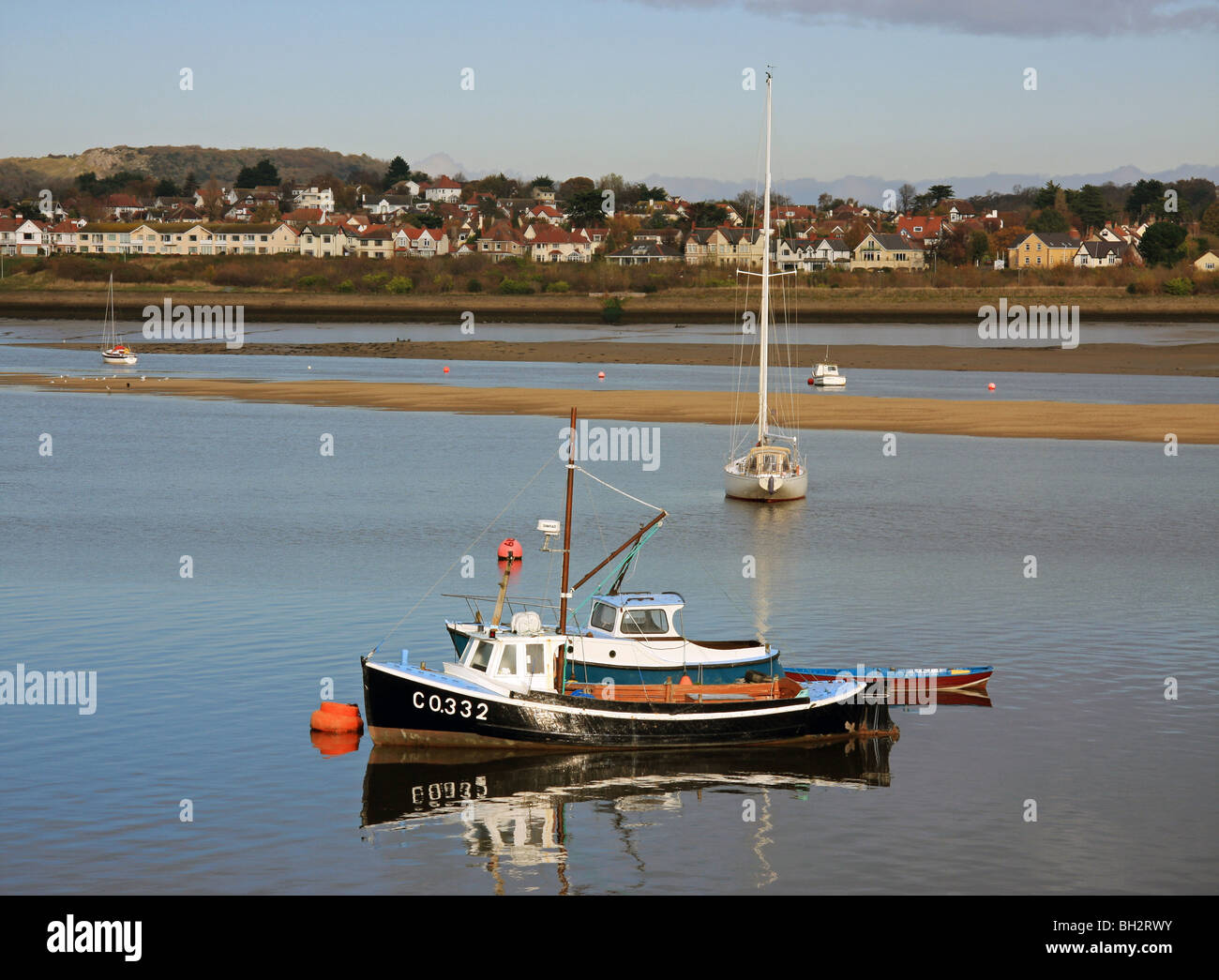 Barche a posti barca sul fiume Conwy estuary Foto Stock