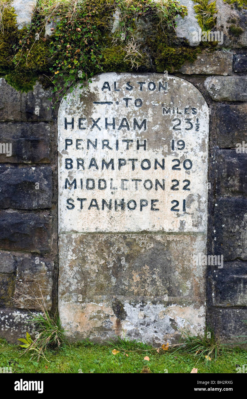 Il vecchio stile stone miglio post,Alston,Cumbria Foto Stock