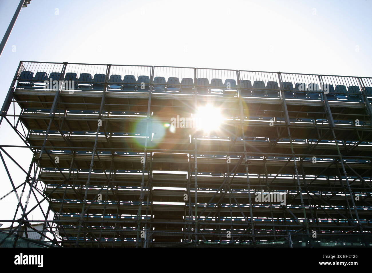 Posti a sedere stile stadio realizzato di un ponteggio con proiettore Foto Stock