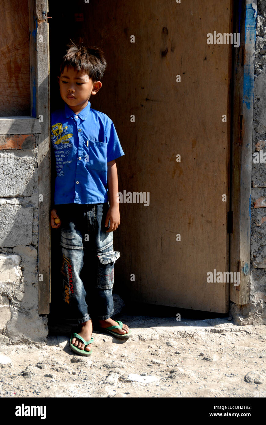 Ragazzo Balinese in baraccopoli di Bali, Indonesia. Foto Stock
