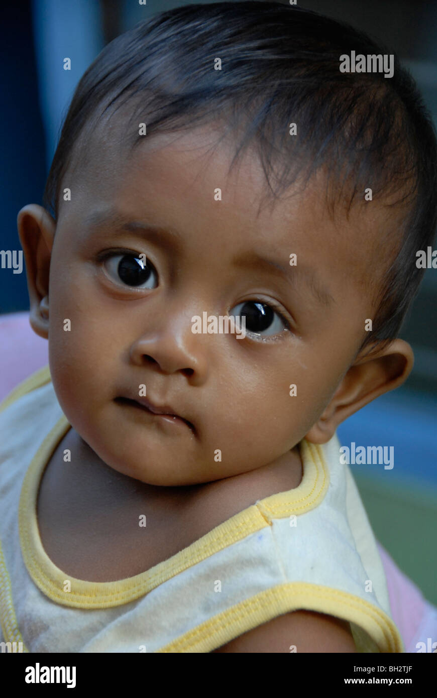 Ragazzo Balinese in baraccopoli comunità, Bali, Indonesia. Foto Stock