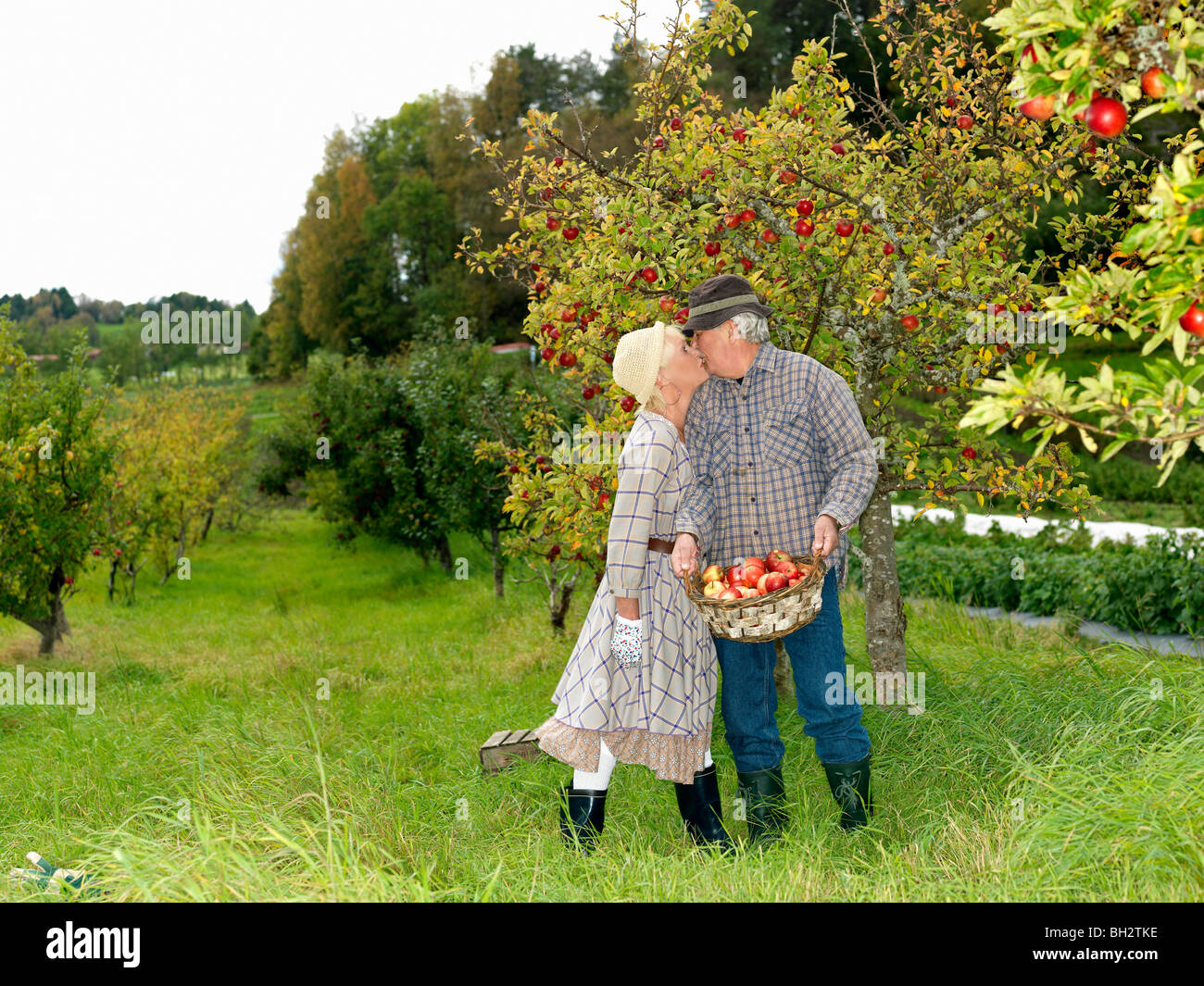 Coppia matura baciare in giardino Foto Stock