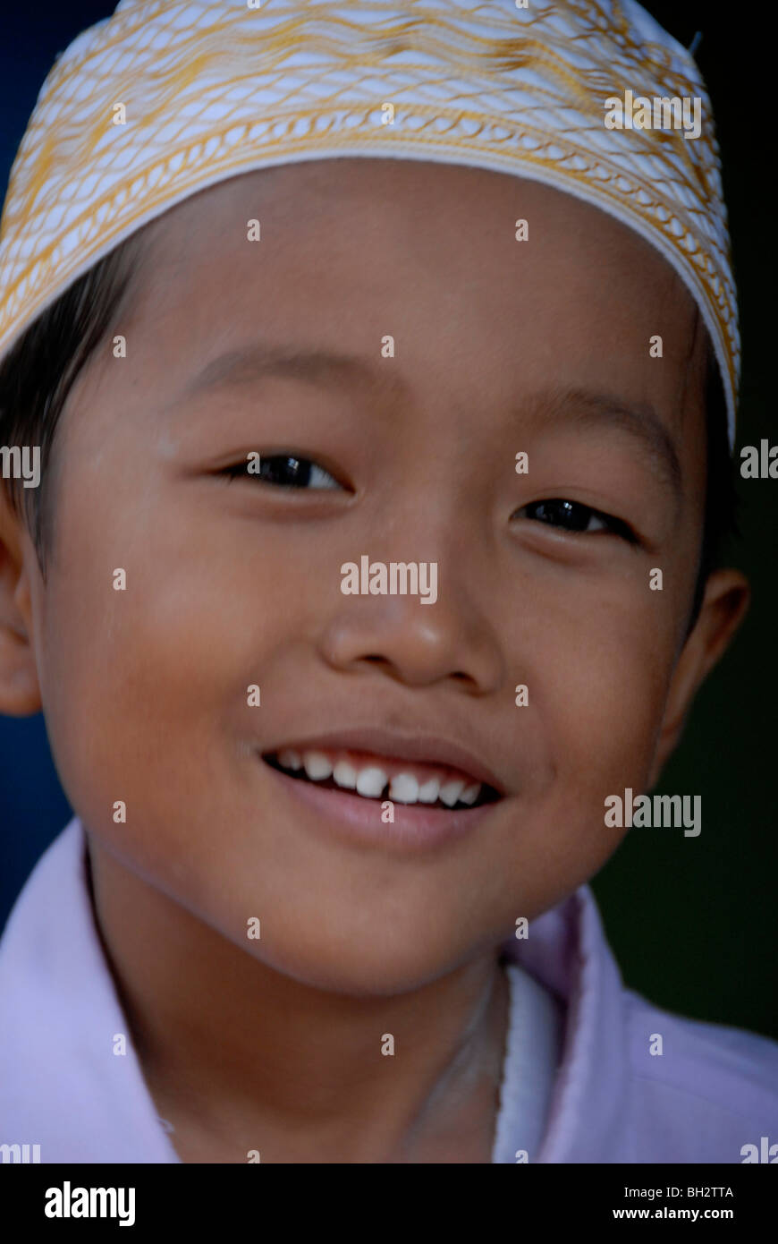 Sorridenti ragazzo musulmano in Kuta Bali, Indonesia. Foto Stock