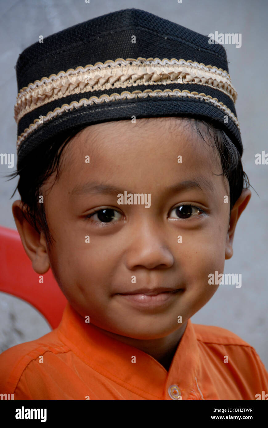 Sorridenti ragazzo musulmano in Kuta Bali, Indonesia. Foto Stock