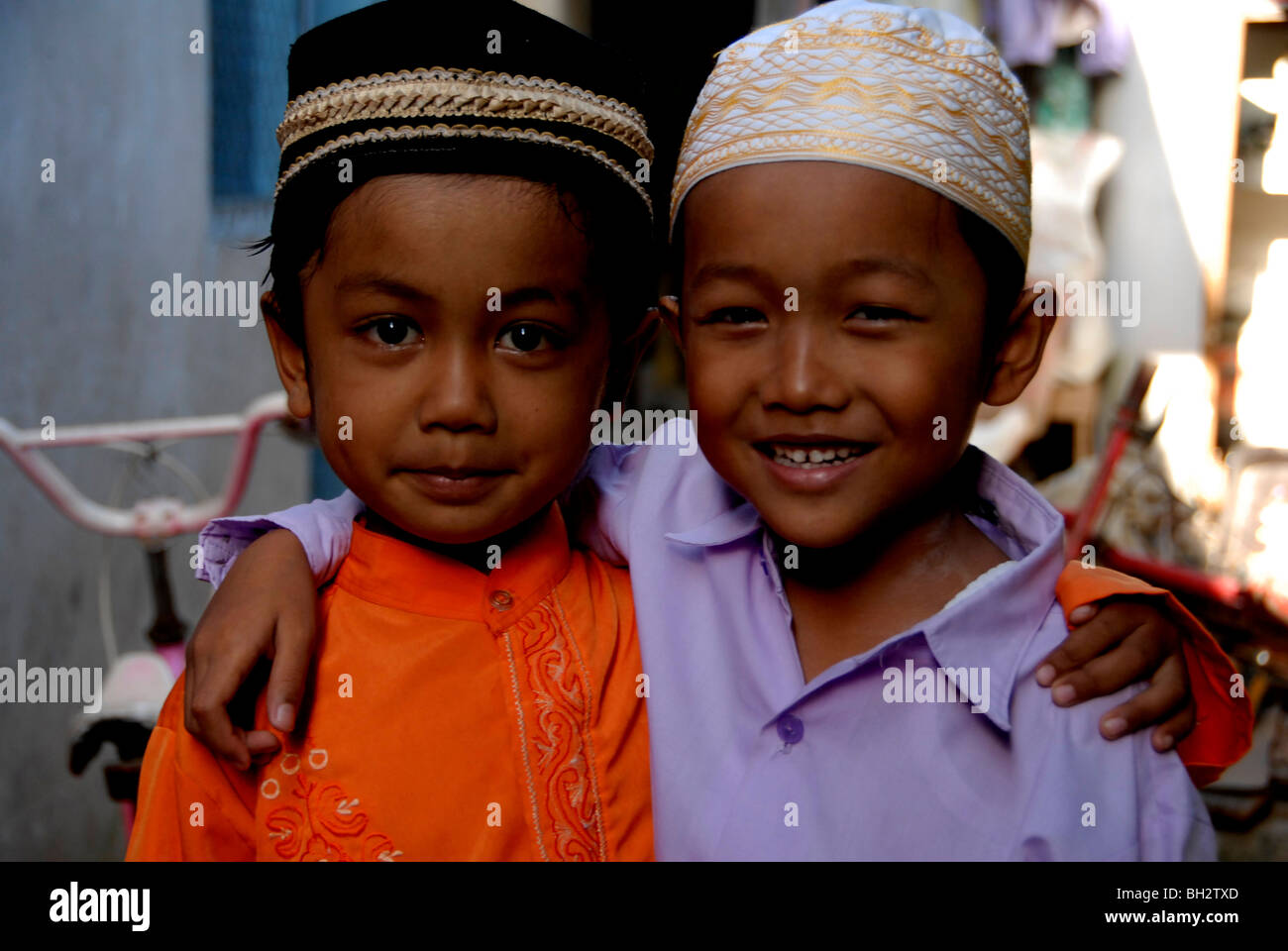 Felice ragazzi musulmani in Kuta Bali, Indonesia. Foto Stock