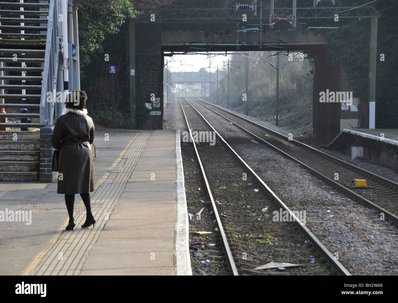 In attesa che il treno Foto Stock