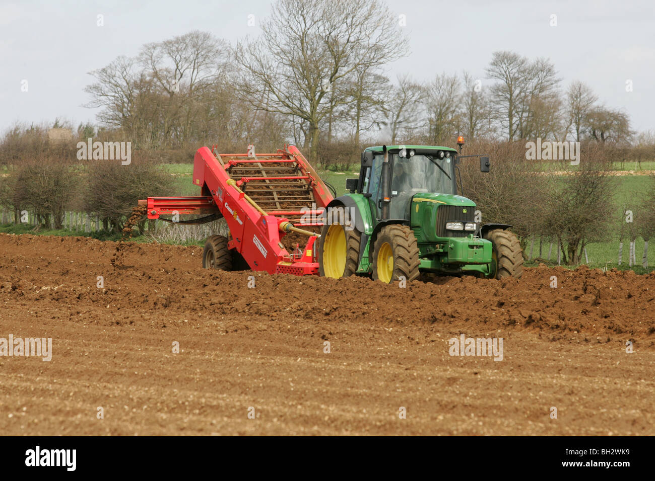 I trattori di separazione di pietra pronti per la semina delle patate Foto Stock