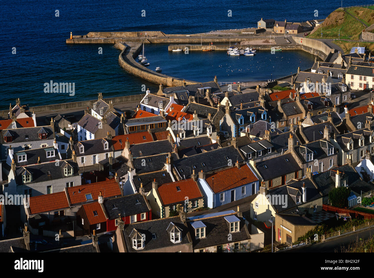 Una vista di Cullen villaggio ed un porto sul Moray Firth a nord-est della Scozia Foto Stock