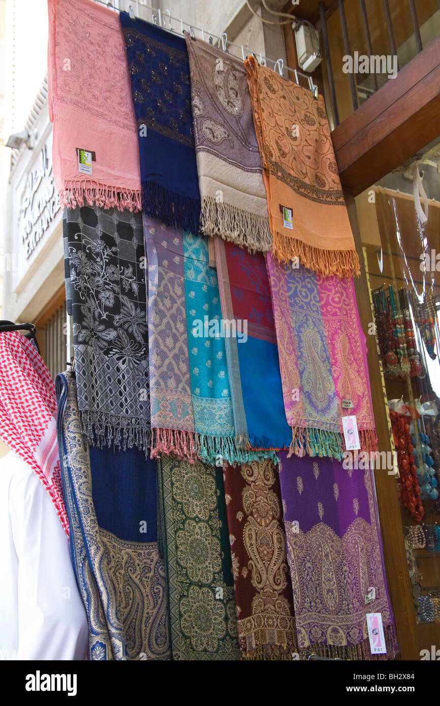 Dubai Emirati Arabi Uniti una variopinta selezione di scialle Pashmina per  vendita, importati dall'India Foto stock - Alamy