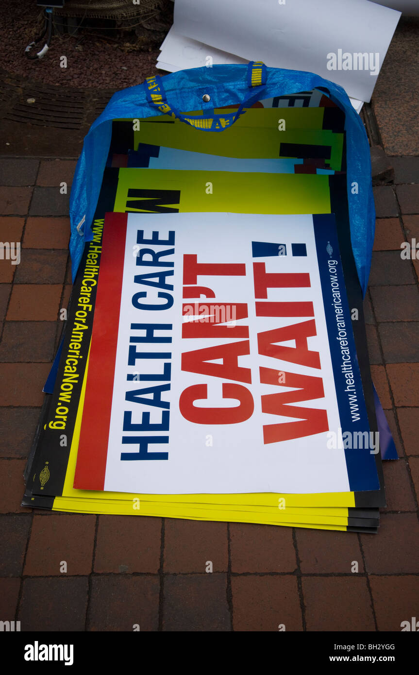 I cittadini interessati a New York chiamata su funzionari eletti per passare un piano di assistenza sanitaria Foto Stock