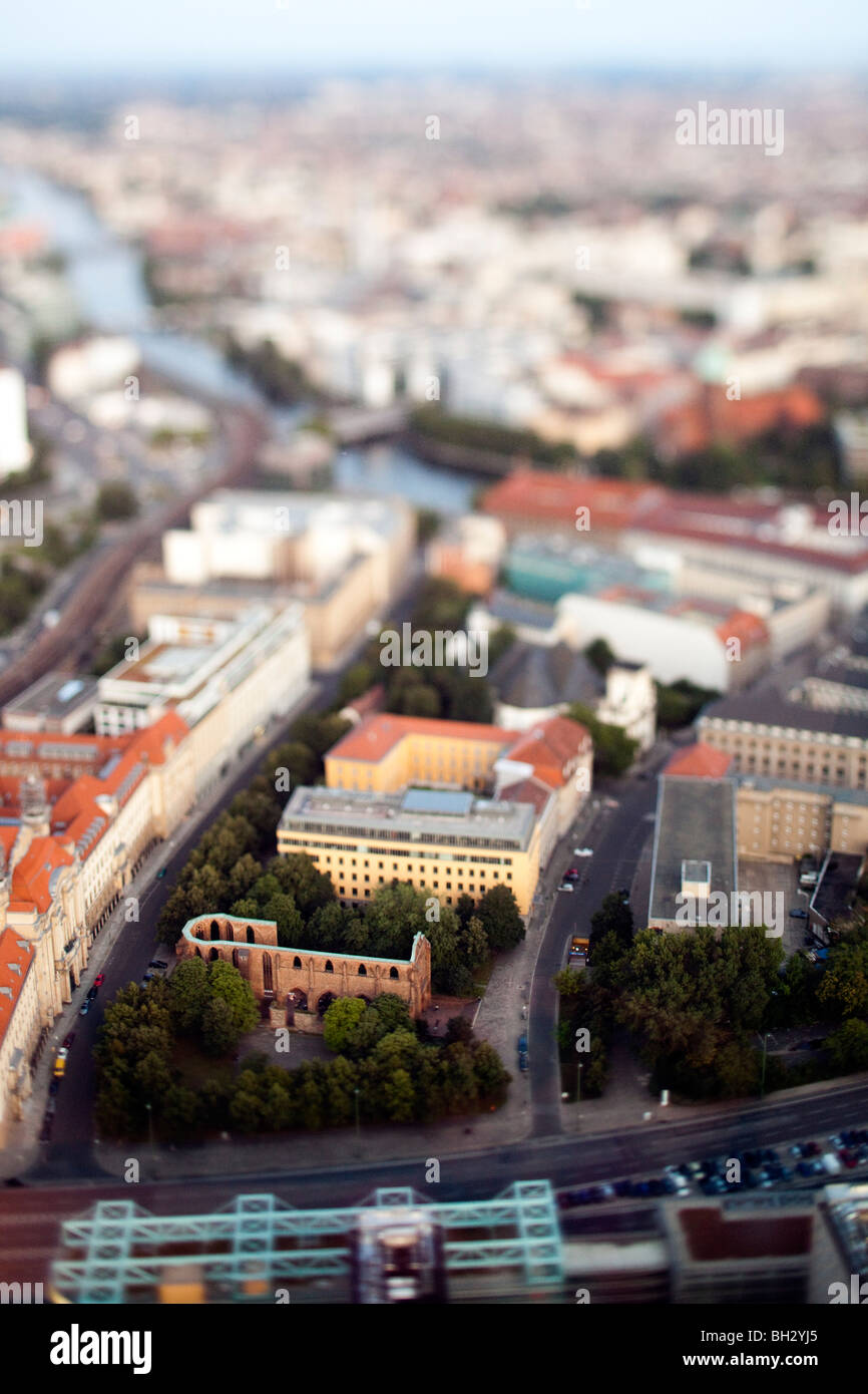 Vista aerea dalla torre della televisione di Berlino Mitte, con il focus sull'Franziskaner-Klosterkirche resti in primo piano, Germania Foto Stock