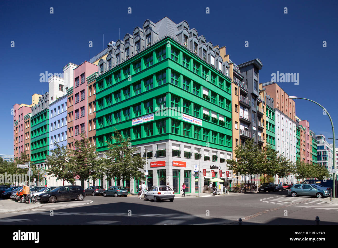 Quartier Schützenstrasse, postmodernist edificio di Aldo Rossi, angolo di Charlottenstrasse e Zimmerstrasse, Berlino, Germania Foto Stock