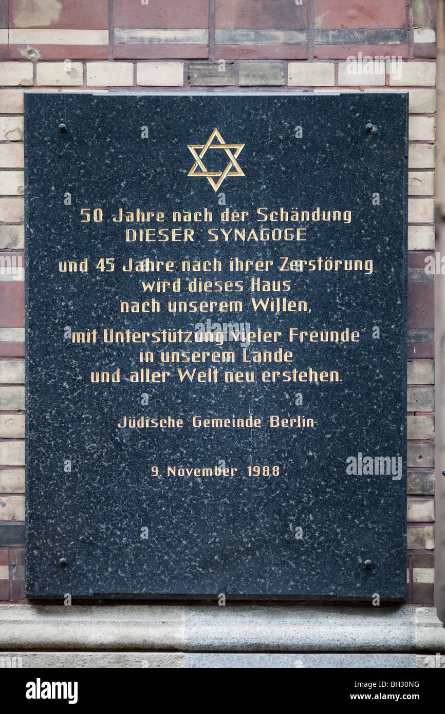 Placca su la Nuova Sinagoga facciata che ricorda la Kristallnacht, Berlino, Germania Foto Stock