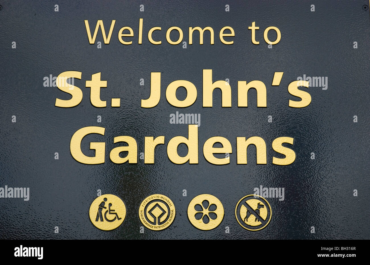 Segno di St John's Gardens Liverpool England Regno Unito Europa Foto Stock