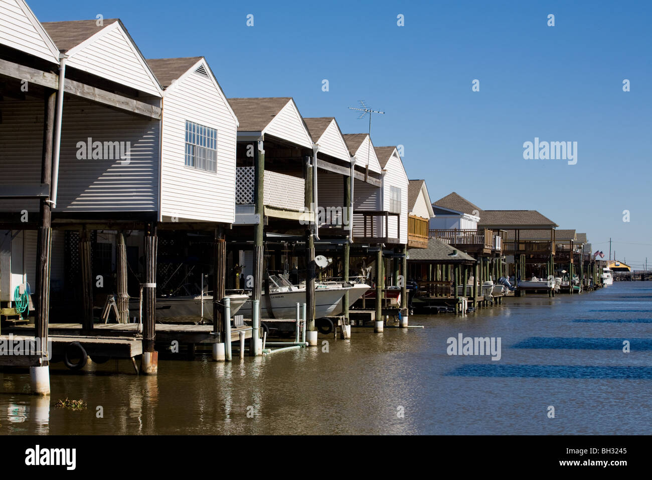 Le famiglie vivono sui canali su bayou nel villaggio di pescatori di Jean Lafitte, Louisiana Foto Stock