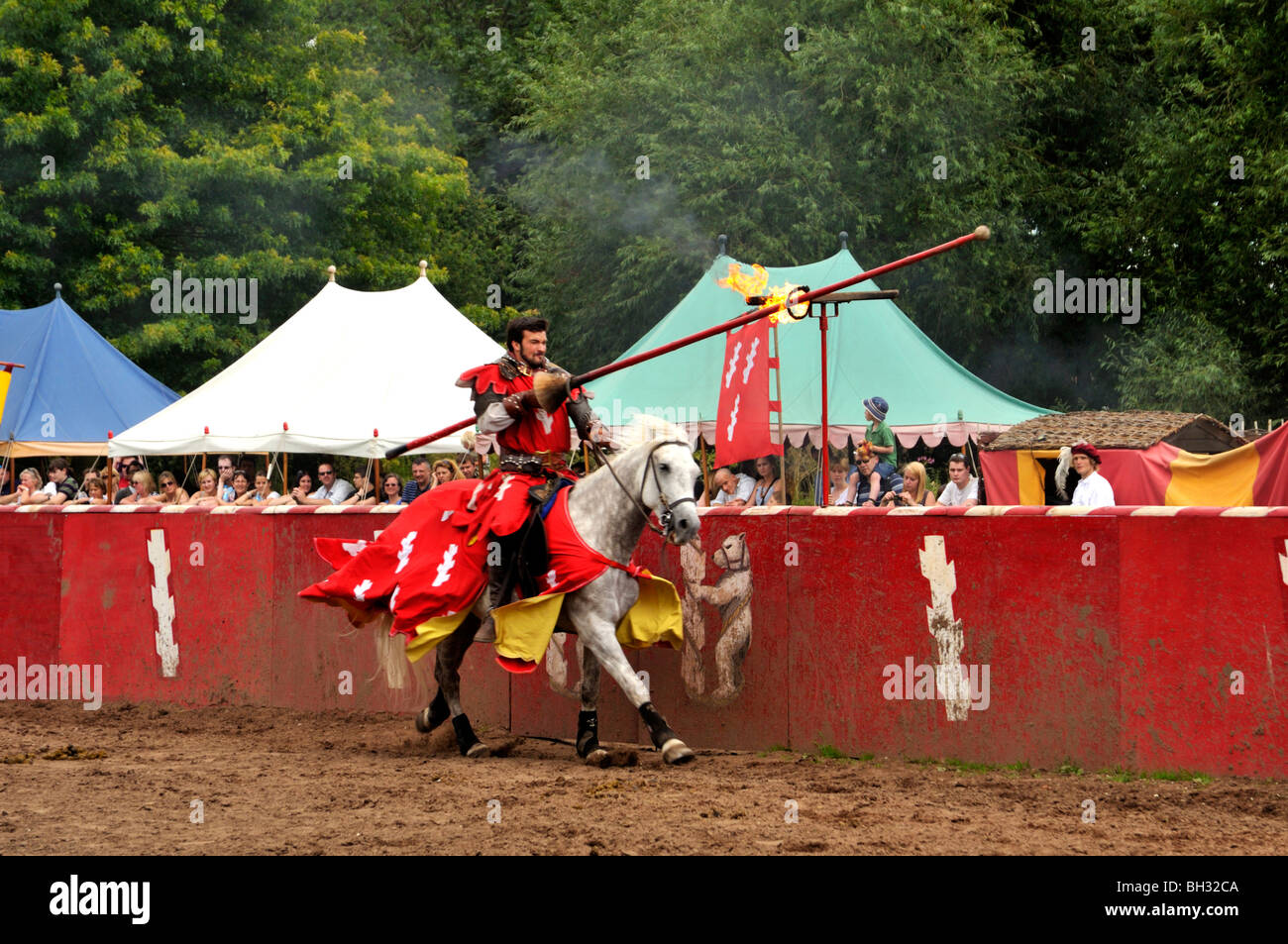 Cavaliere di dimostrare la loro abilità di equitazione presso il castello di Warwick, Regno Unito. Foto Stock