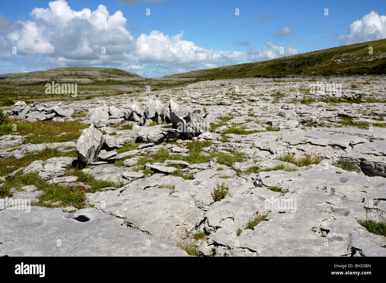 Pavimentazione di pietra calcarea del Burren, County Clare, Eire. Foto Stock