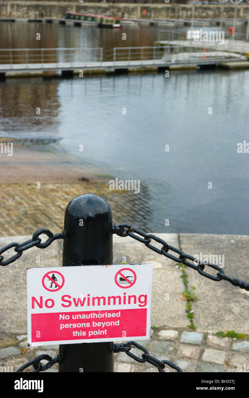 Nessun segno di nuoto al dock Salthouse piscina in Liverpool England Regno Unito Europa Foto Stock