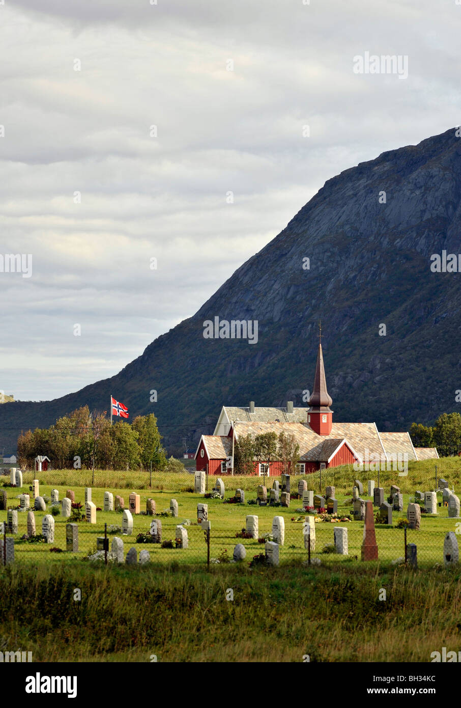 Chiesa di Flakstad con cipolla a forma di cupola, Flakstad, isole Lofoten, a nord della Norvegia Foto Stock