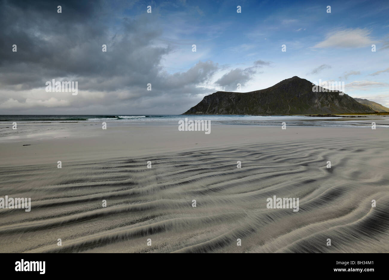 Le forme d'onda di sabbia su una spiaggia in Lofoten, a nord della Norvegia Foto Stock