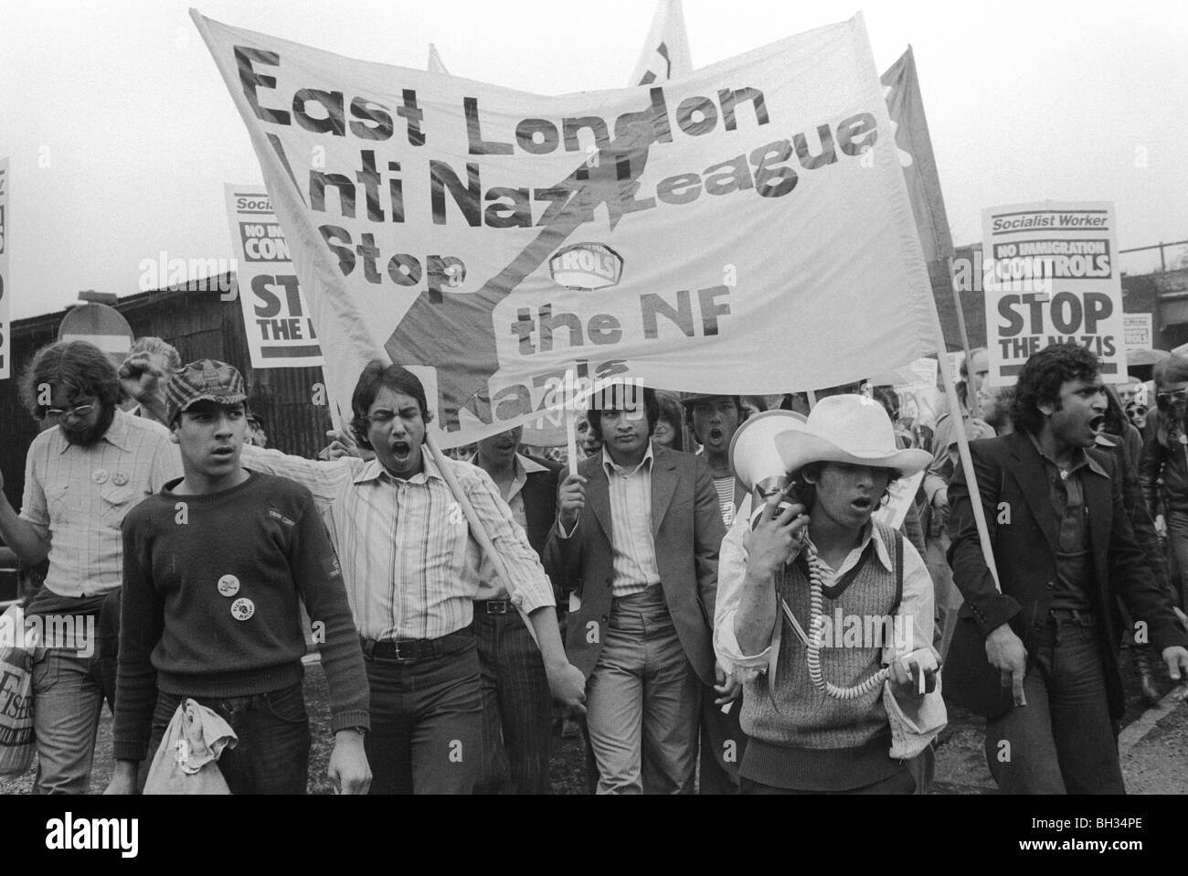 Anti Nazi League marzo a Tower Hamlets arrestare il NF Front National East London REGNO UNITO 1978 HOMER SYKES Foto Stock