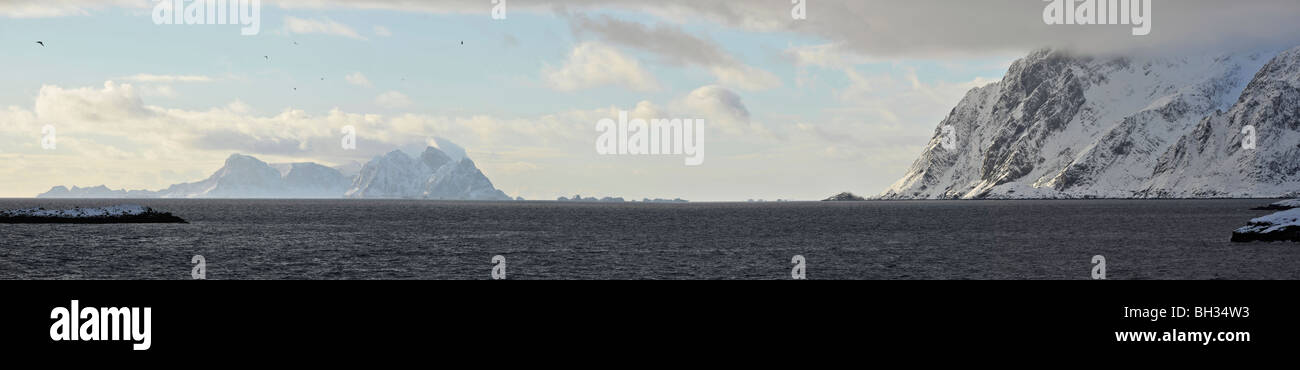 Vista panoramica di Lofotodden, Mosken e Vaeroy nelle isole Lofoten, a nord della Norvegia Foto Stock