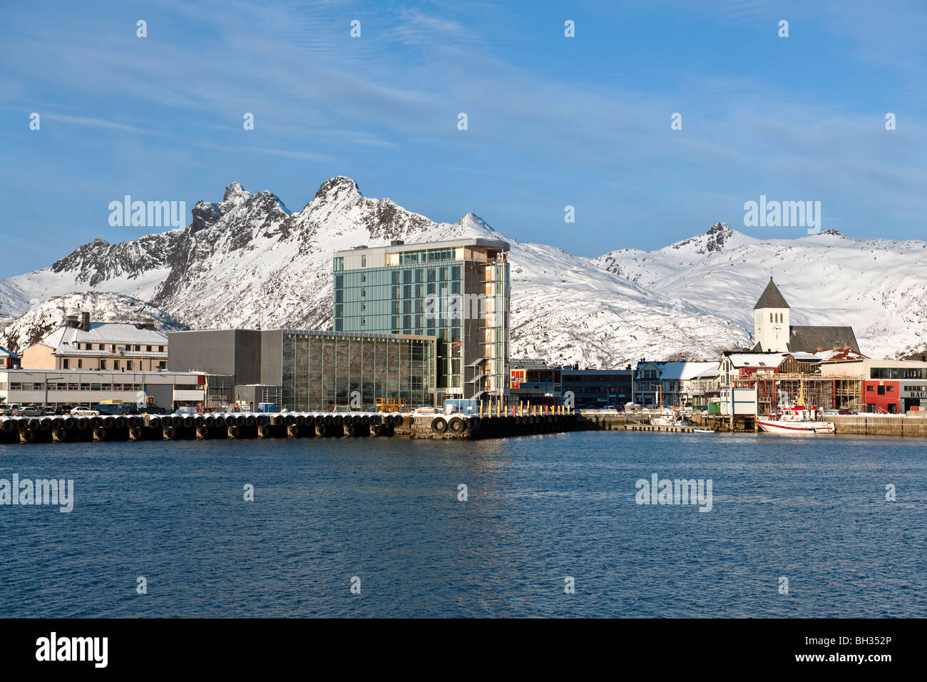 Soleggiata giornata invernale nella Città Svolvaer in isole Lofoten, a nord della Norvegia, regione artica. Le isole di Lofoten casa culturale. Foto Stock