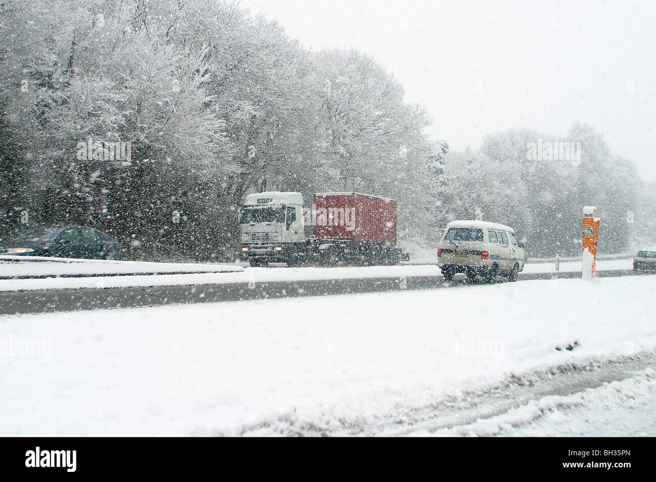 Il trasporto su strada in condizioni di neve sulla strada nazionale 12, DREUX (28), Francia Foto Stock