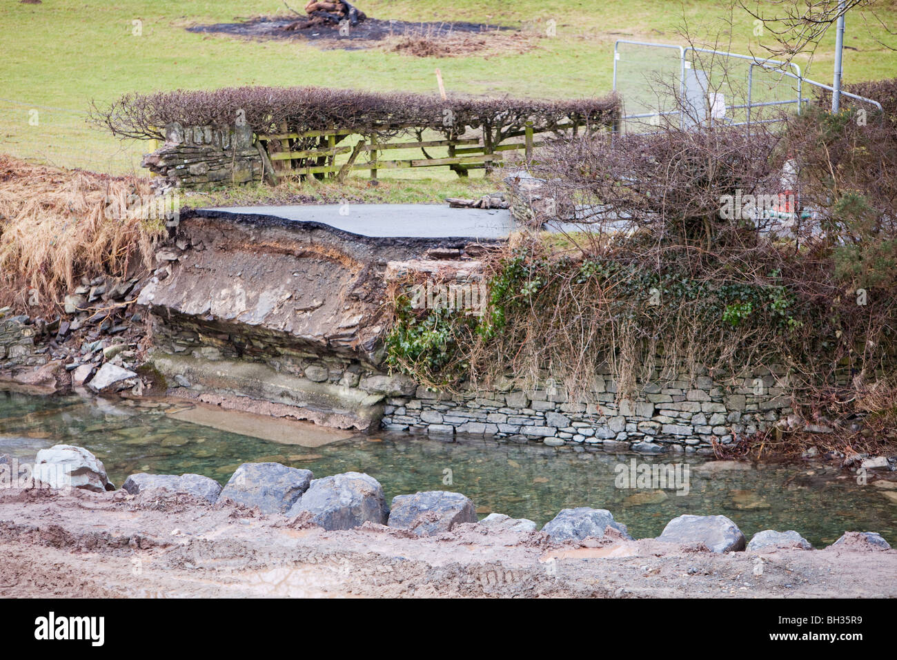 Un ponte su Newlands Beck vicino Braithwaite, Lake District, UK, che è stato lavato via nel novembre 2009 inondazioni. Foto Stock