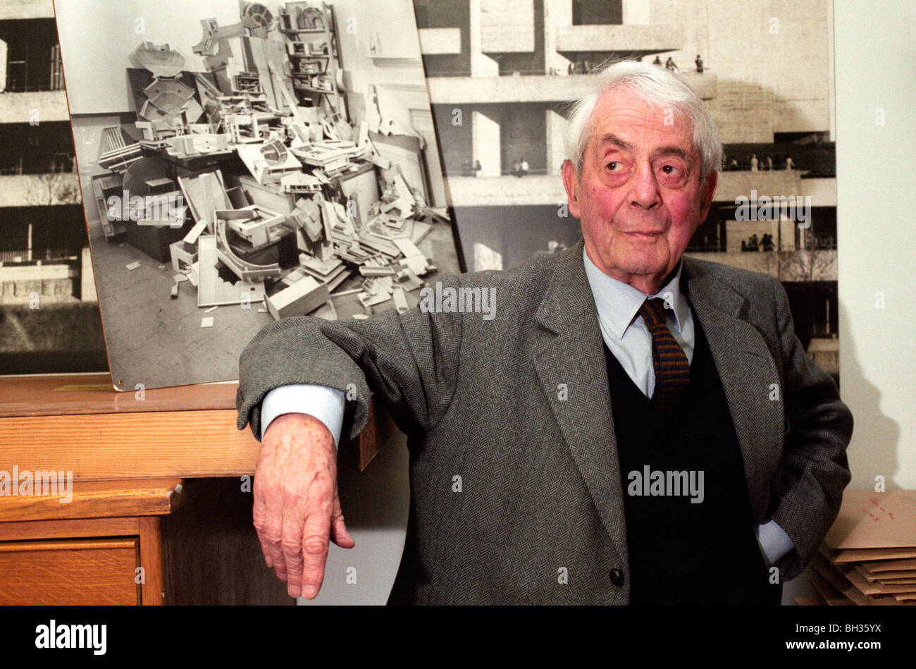 Sir Denys Lasdun architetto del Teatro Nazionale sulla banca del sud Foto Stock